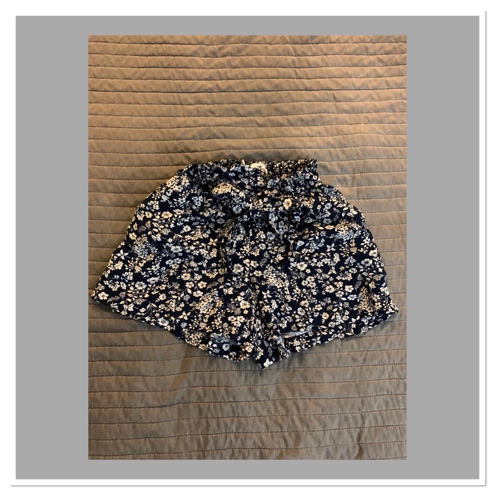 Hollister flowy floral shorts